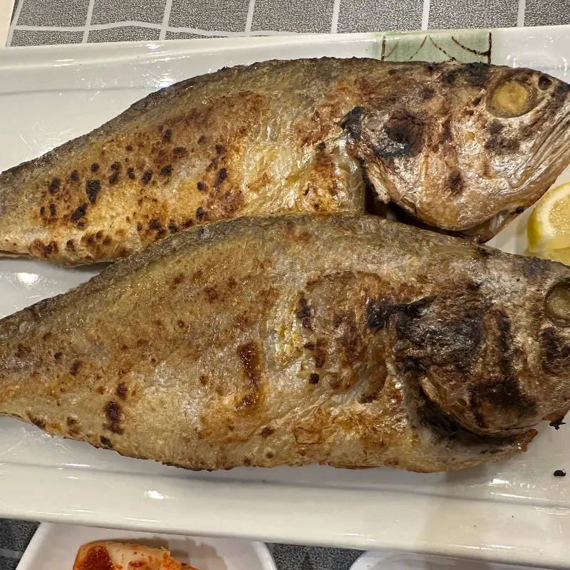 노릇하게 구워진 고등어 구이
