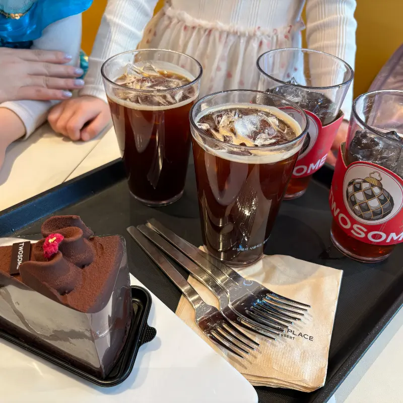 투썸플레이스 판교파미어스몰점의 커피와 케이크