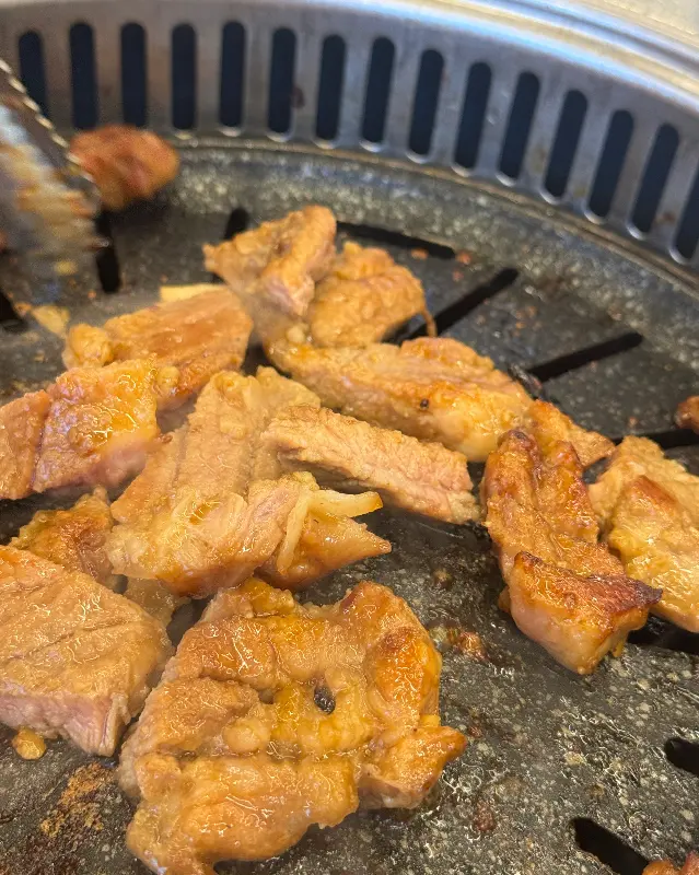 숯불 위에서 구워지는 돼지갈비