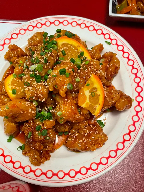 접시에 담긴 오렌지 치킨 클로즈업