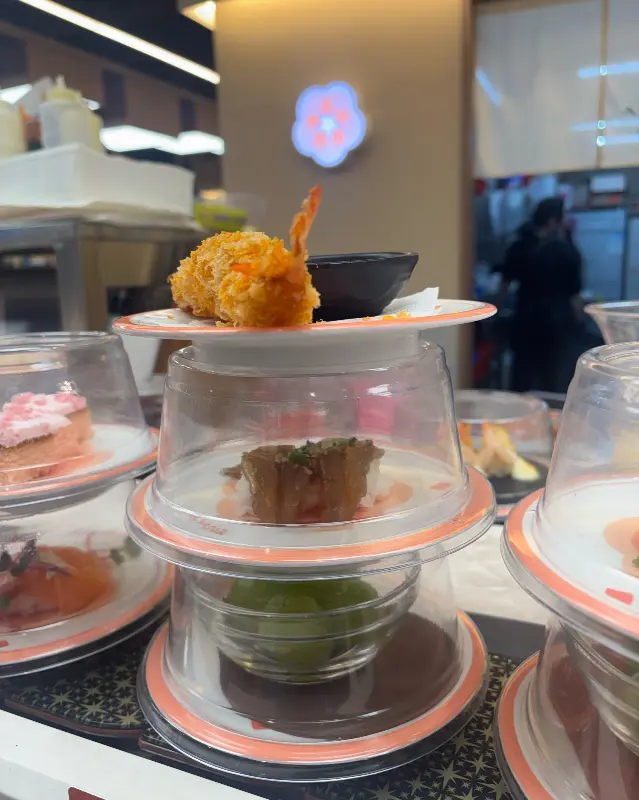 레일 위를 가득 채운 초밥들