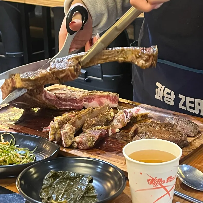 직원이 양갈비를 손질하는 모습