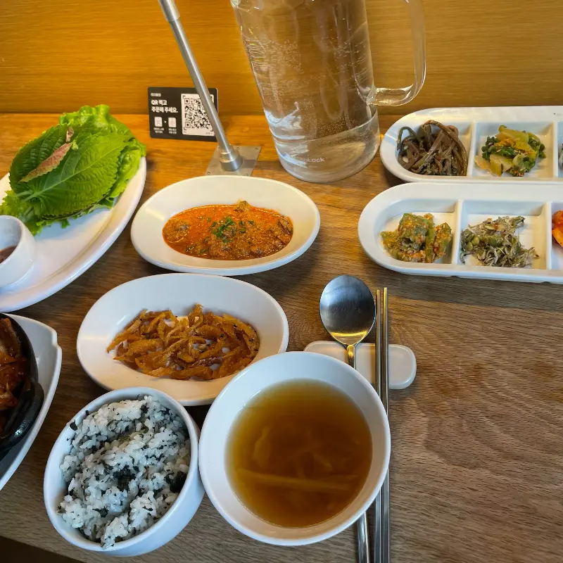 다양한 반찬과 밥, 국이 함께 제공되는 한 상 차림