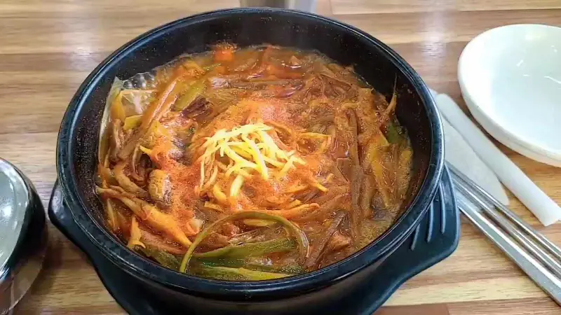 계란 지단이 올려진 육개장