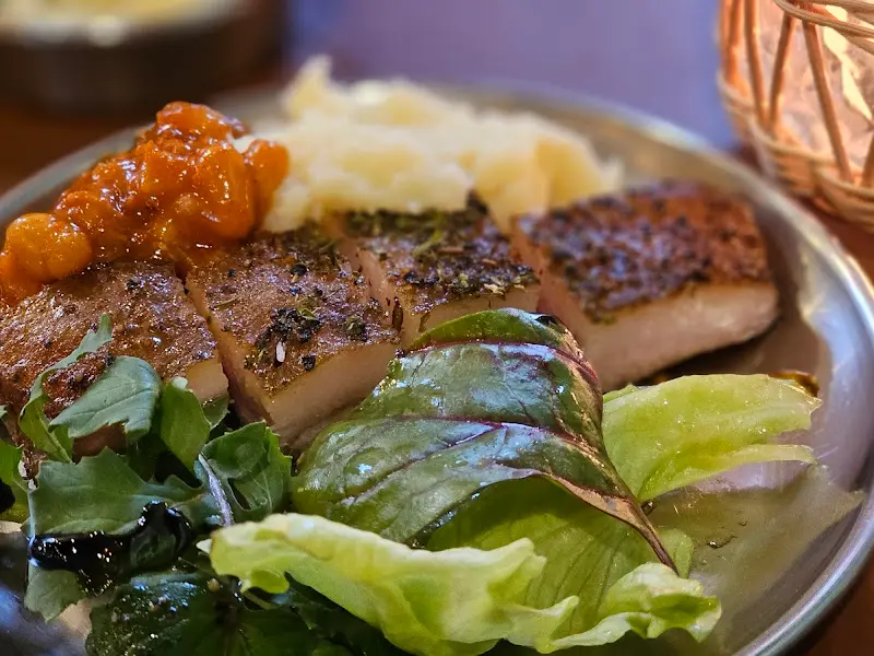 돼지 어깨살과 곁들임 메뉴