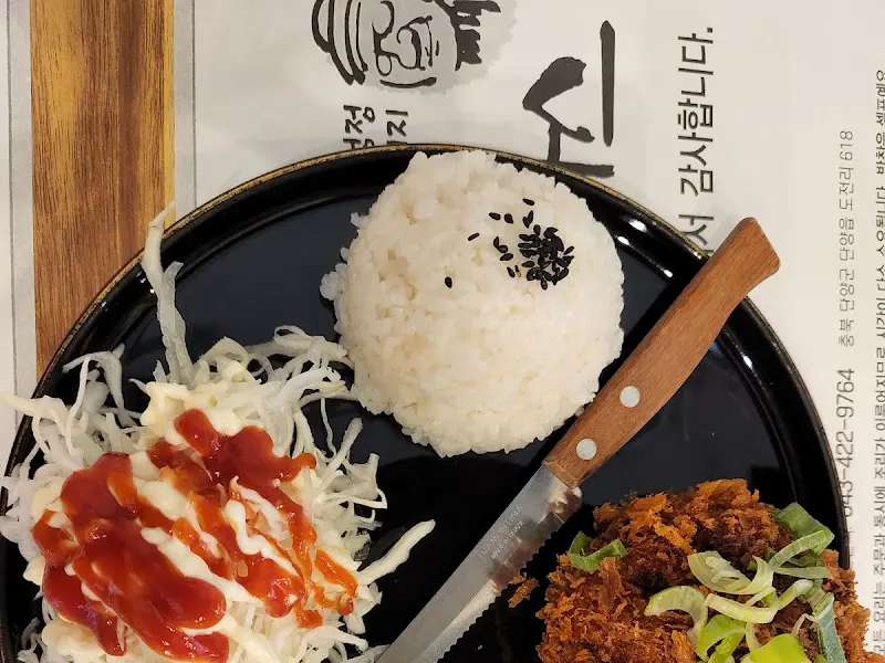 망치돈까스 내부 인테리어