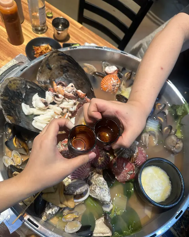 조개전골과 함께 술잔을 기울이는 모습