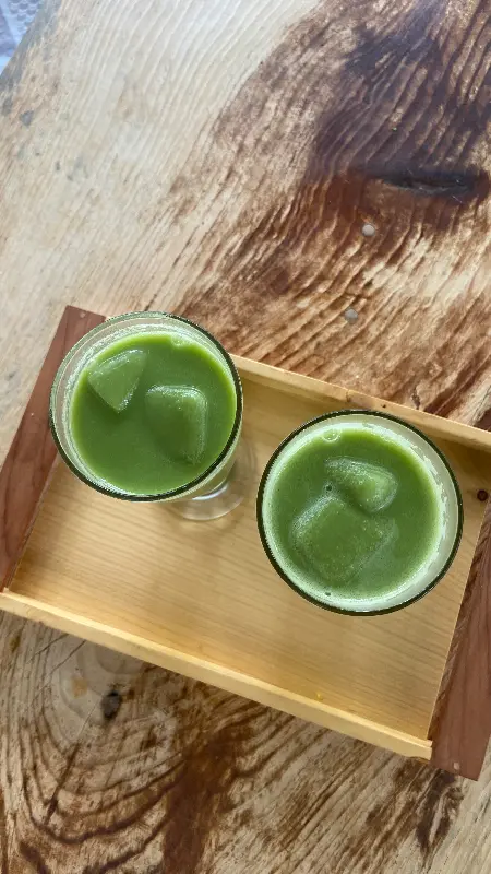 테이블 위에 놓인 두 잔의 녹색 음료