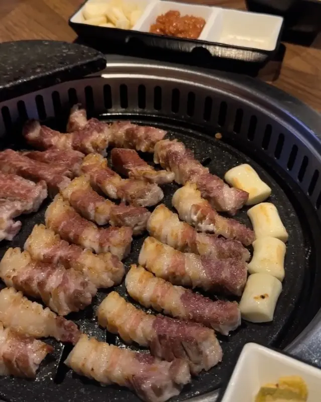 가지런히 구워진 삼겹살과 떡