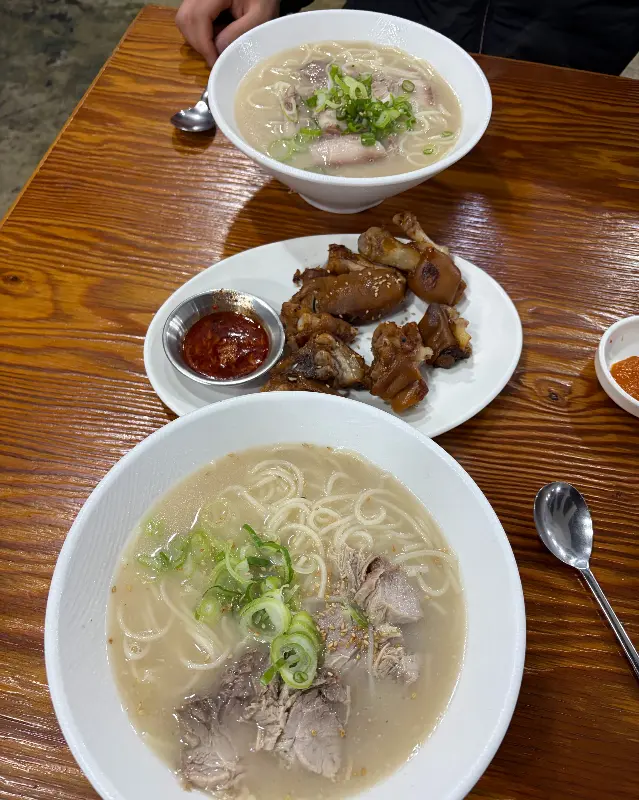 윤기가 흐르는 아강발과 매콤한 양념