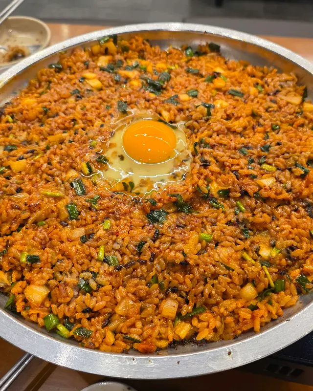 볶음밥 중앙에 계란 노른자가 톡 터진 모습