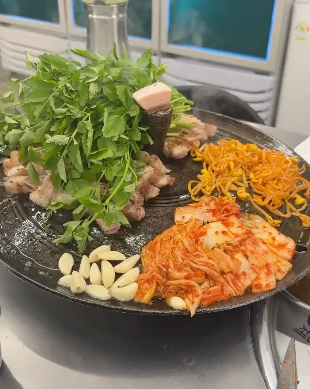 미나리, 김치, 콩나물과 함께 구워먹는 삼겹살