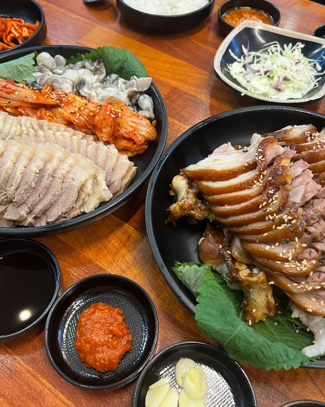 깔끔하게 차려진 족발 한상