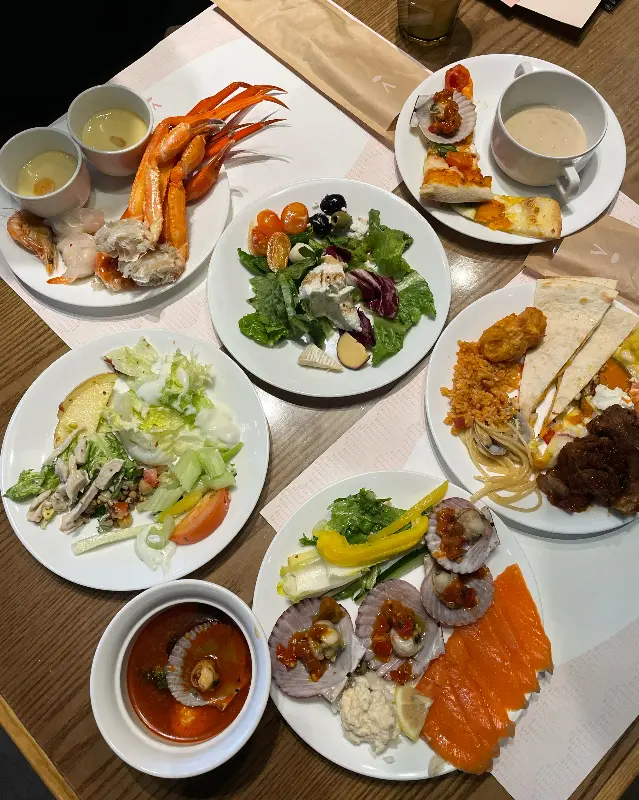 다양한 샐러드바 메뉴를 담은 접시들