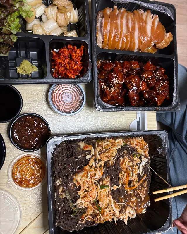 매콤한 불족발과 족발 세트