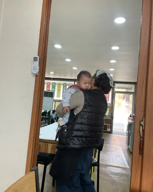 아이를 안고 식사하는 손님