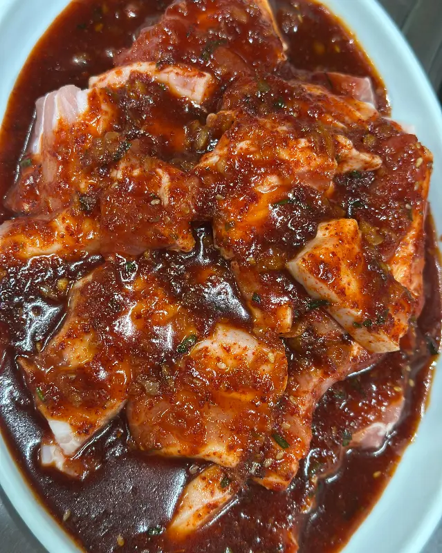 보기만 해도 군침이 도는 양념 삼겹살