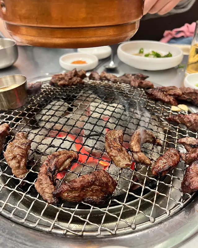 숯불 위에서 익어가는 소갈비살