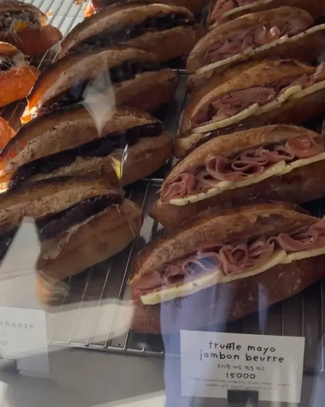 쇼케이스 안의 바게트 샌드위치