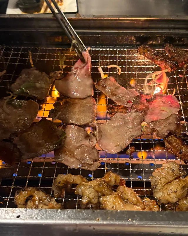 숯불 위에서 익어가는 야끼니꾸