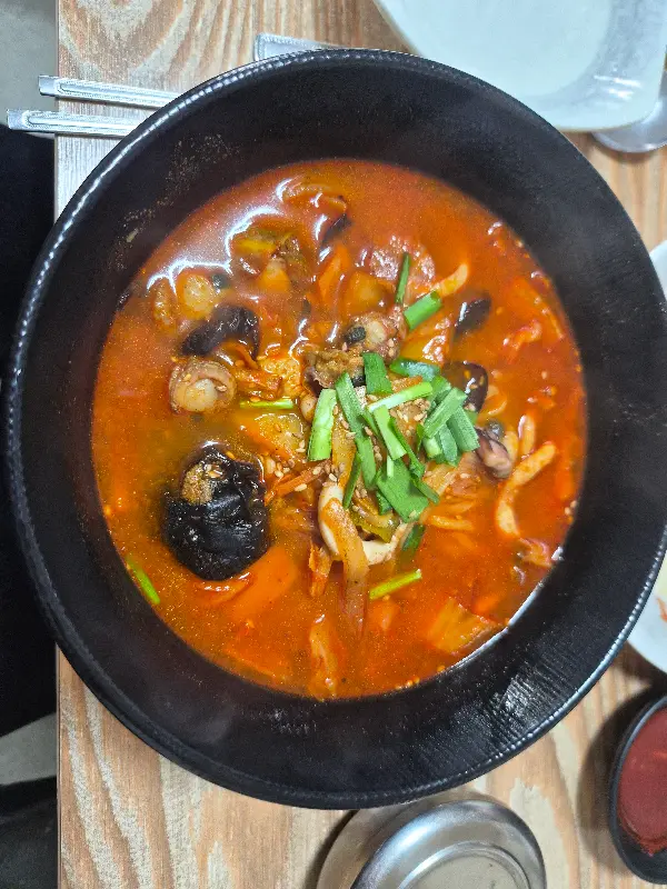 짬뽕 국물과 건더기