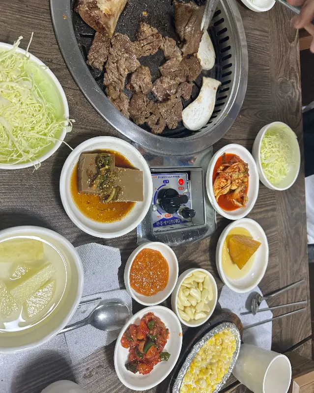 푸짐하게 차려진 명성갈비의 밑반찬