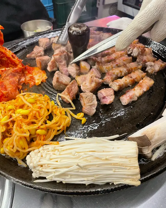 전문가의 손길로 구워지는 삼겹살