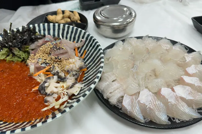 물회와 활어회 한 상 차림