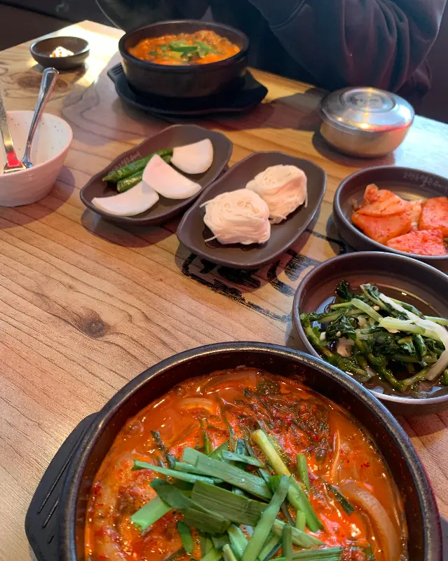 고향옥 얼큰순대국 푸짐한 한 상 차림