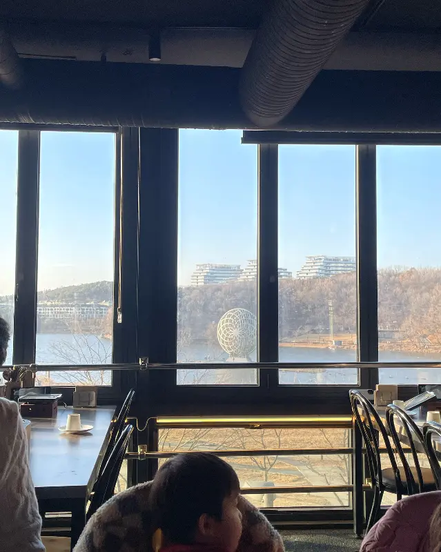 통유리창으로 보이는 호수 뷰