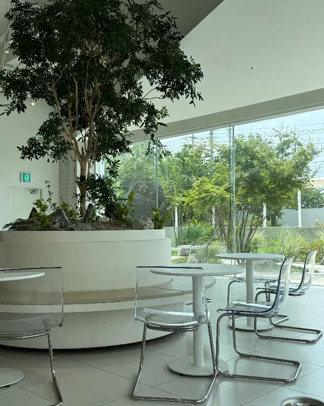 통창으로 보이는 푸르른 정원이 인상적이다.