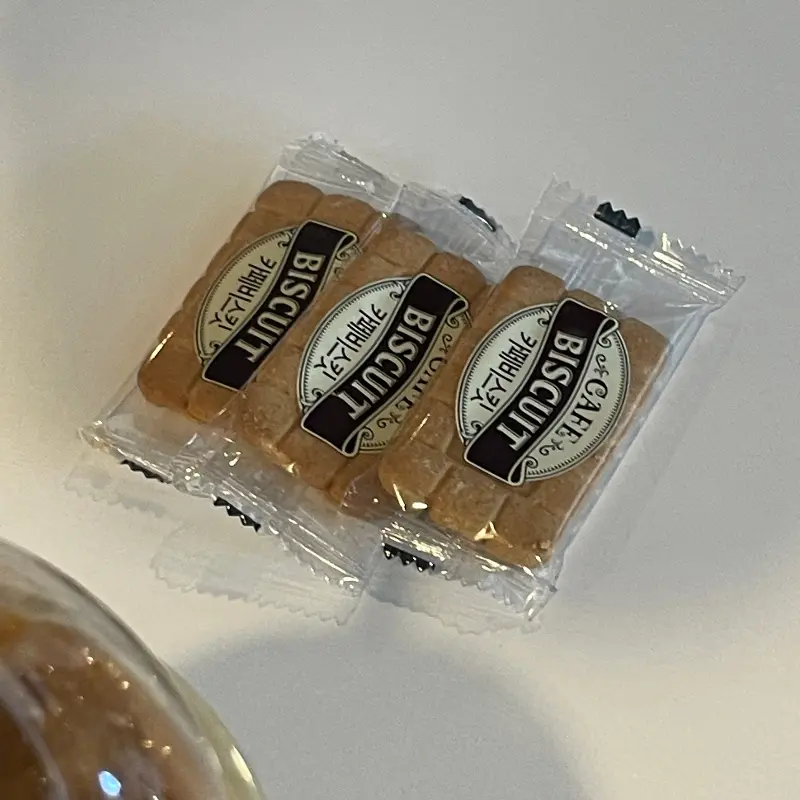 비스킷. 커피와 함께 제공되는 비스킷은 달콤한 맛으로 입맛을 돋운다.