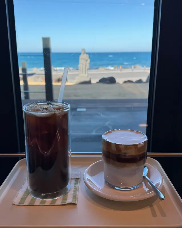 창밖 풍경과 음료