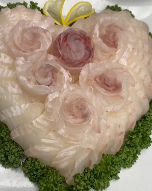 장미꽃을 연상케 하는 아름다운 회 플레이팅