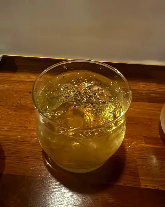 얼음이 가득 찬 칵테일