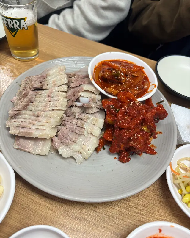 윤기가 흐르는 촉촉한 보쌈과 매콤한 무김치의 환상적인 조화