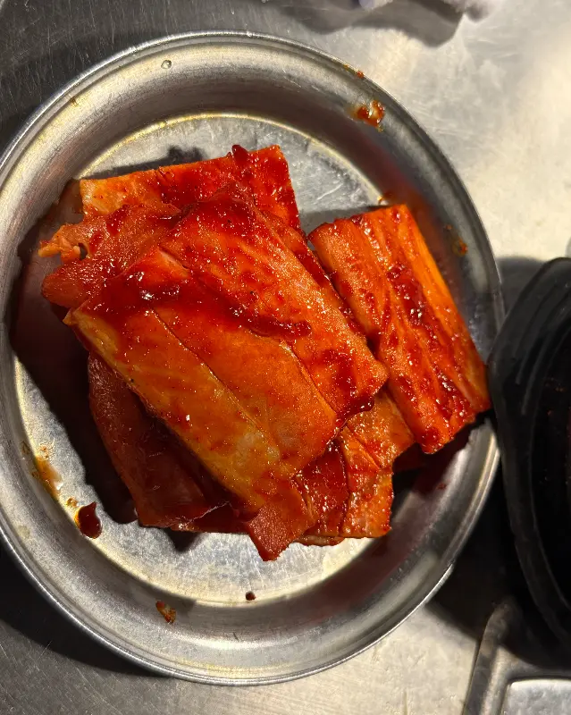 매콤한 양념이 돋보이는 꼼장어