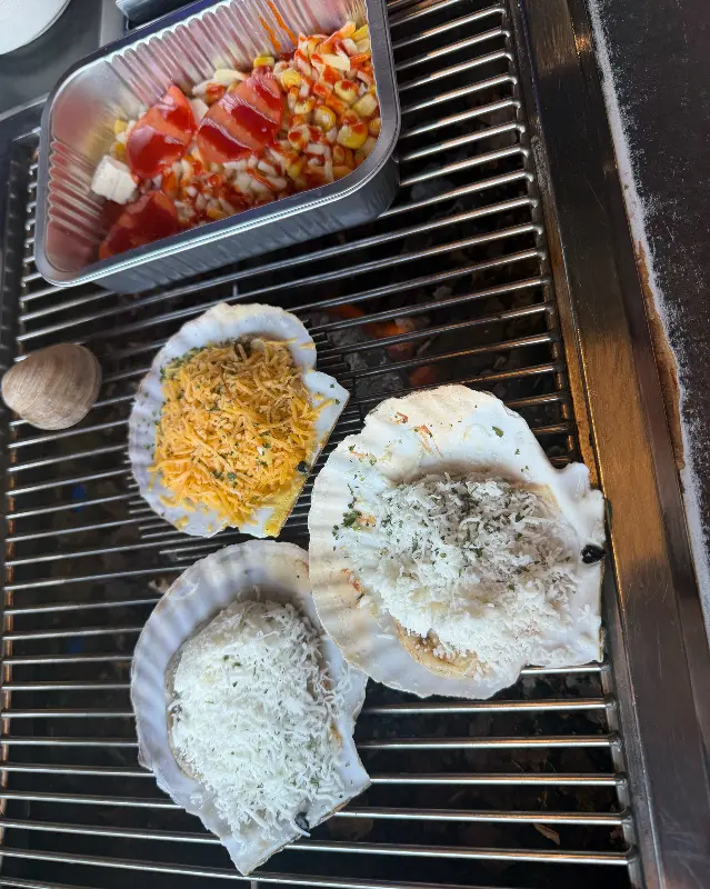 불판 위에서 익어가는 가리비