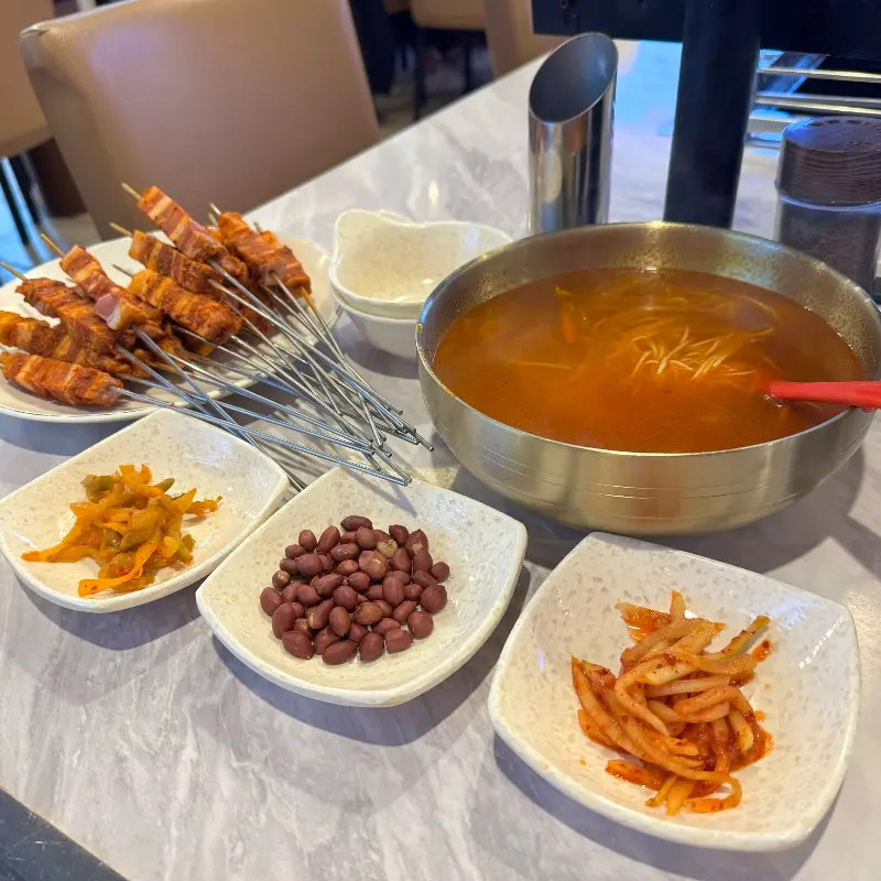 푸짐하게 차려진 한 상