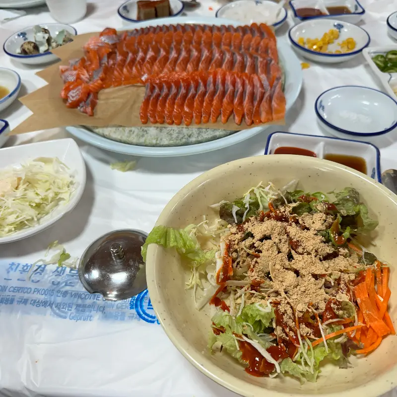 테이블 위에 차려진 송어회 한 상