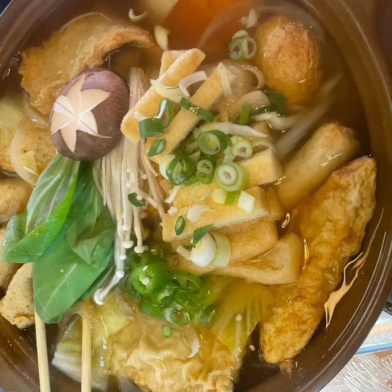 어묵, 유부, 버섯 등이 들어간 탕 요리 사진