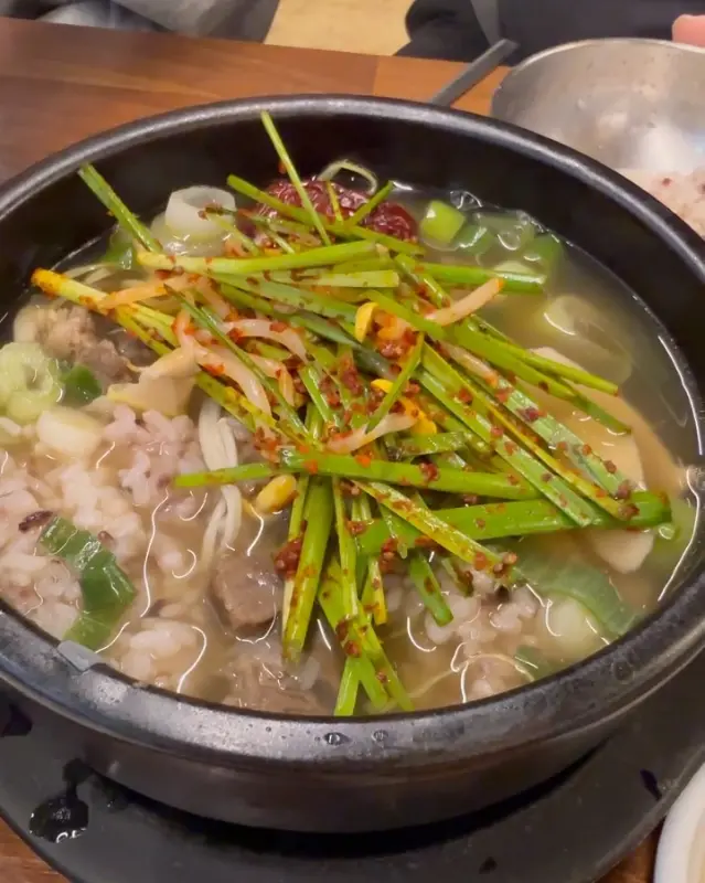 파와 고추가 올려진 김서방국밥