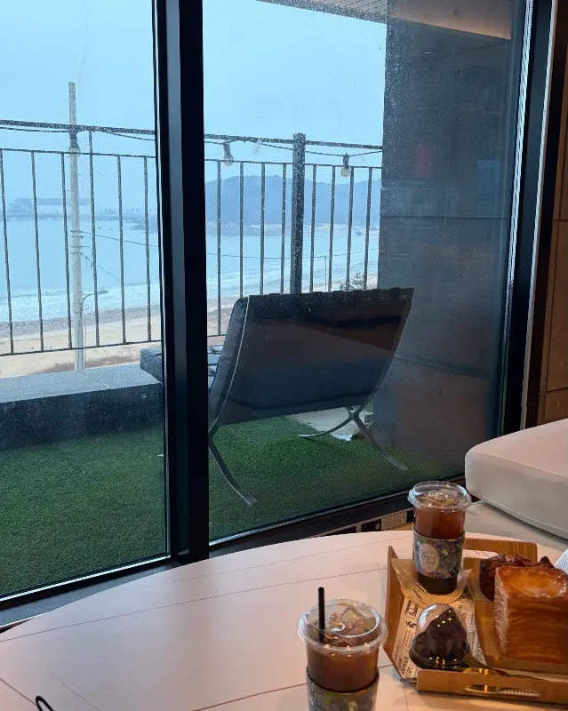 따뜻한 초콜릿에 찍어 먹는 초코 퐁듀