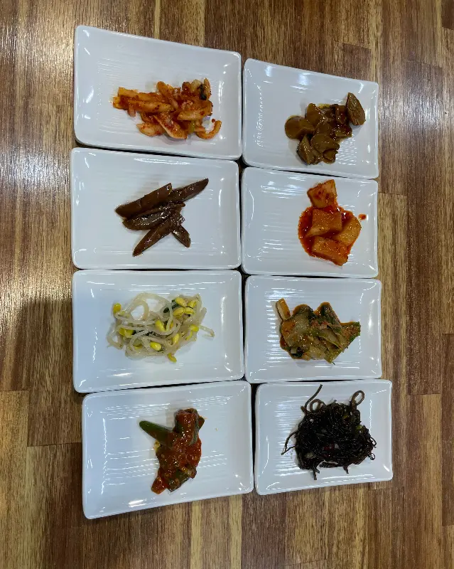 푸짐한 밑반찬 구성