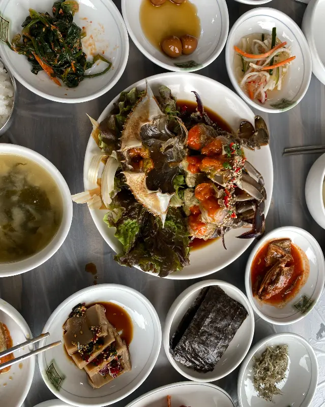 칠산꽃게장 상차림