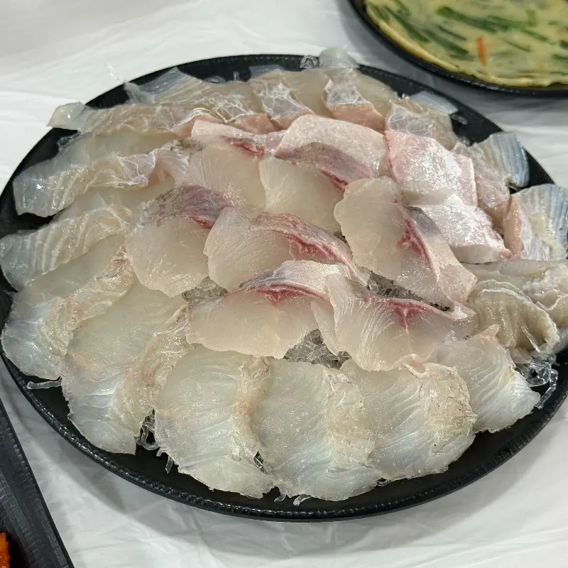 두툼하게 썰린 활어회 한 접시