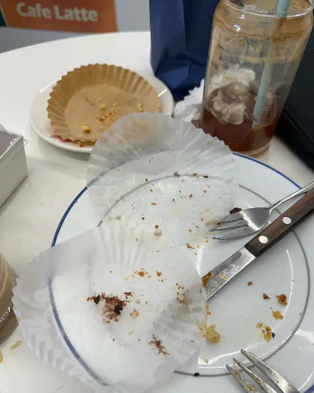 말끔하게 비워진 디저트 접시