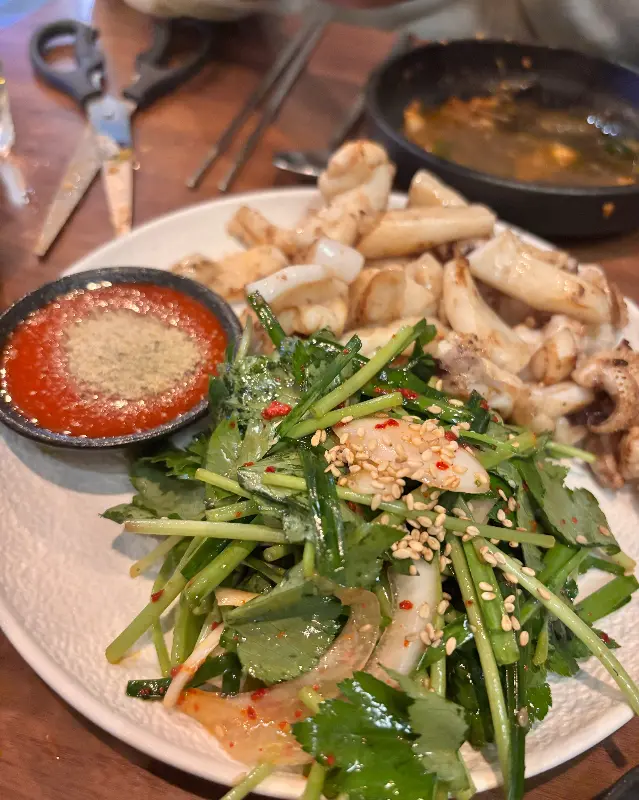 푸짐한 꼬막무침과 참나물의 조화