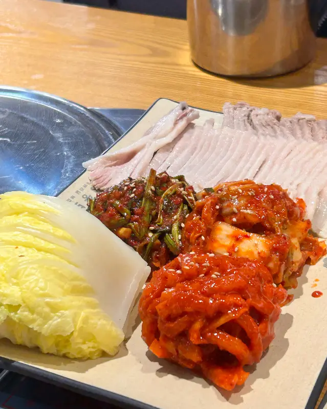 가지런하게 담겨 있는 보쌈과 김치