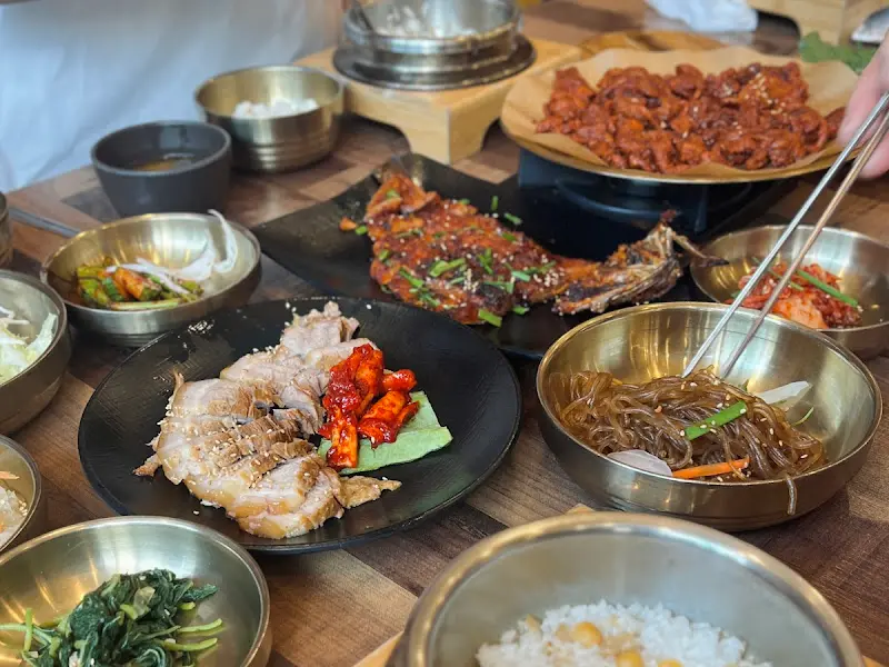 돌솥밥과 수육, 제육볶음, 황태구이, 잡채 등 푸짐한 한 상